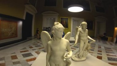 İtalya, Napoli, 22 Mayıs 2019, arkeoloji müzesi, Antonio Canova'nın heykel sergisiziyaretçileri