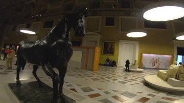 İtalya, Napoli, 22 Mayıs 2019, arkeoloji müzesi, Antonio Canova'nın heykel sergisiziyaretçileri