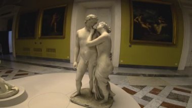 İtalya, Napoli, 22 Mayıs 2019, arkeoloji müzesi, Antonio Canova'nın heykel sergisiziyaretçileri