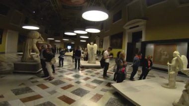 İtalya, Napoli, 22 Mayıs 2019, arkeoloji müzesi, Antonio Canova'nın heykel sergisiziyaretçileri