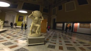İtalya, Napoli, 22 Mayıs 2019, arkeoloji müzesi, Antonio Canova'nın heykel sergisiziyaretçileri