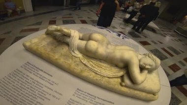 İtalya, Napoli, 22 Mayıs 2019, arkeoloji müzesi, Antonio Canova'nın heykel sergisiziyaretçileri