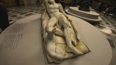 İtalya, Napoli, 22 Mayıs 2019, arkeoloji müzesi, Antonio Canova'nın heykel sergisiziyaretçileri