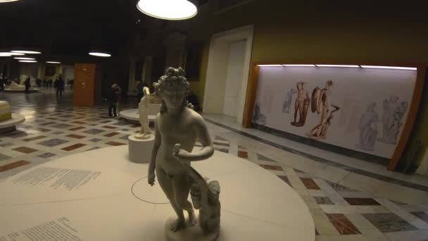 Italia Nápoles Mayo 2019 Museo Arqueológico Visitantes Exposición Esculturas Antonio — Vídeo de stock