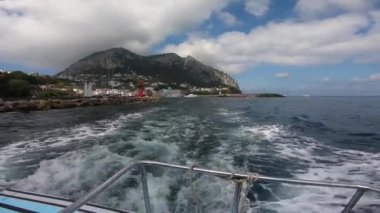 İtalya, Capri, ada turu sırasında tekne panoramik manzarası.