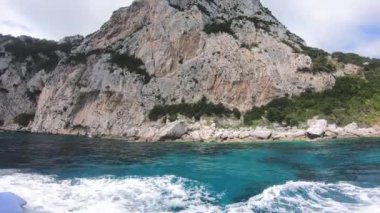 İtalya, Capri, ada turu sırasında tekne panoramik manzarası.