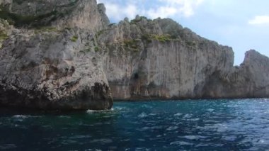 İtalya, Capri, ada turu sırasında tekne panoramik manzarası.
