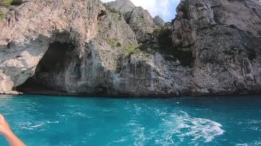 İtalya, Capri, ada turu sırasında tekne panoramik manzarası.