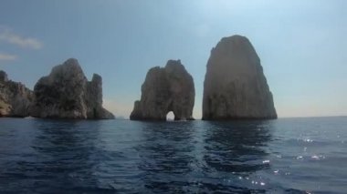 İtalya, Capri, ada turu sırasında tekne panoramik manzarası.