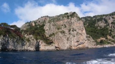 İtalya, Capri, ada turu sırasında tekne panoramik manzarası.