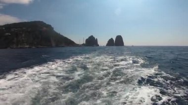 İtalya, Capri, ada turu sırasında tekne panoramik manzarası.