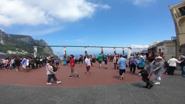 Italien Capri Landschaft Und Touristen Auf Der Piazza Umberto — Stockvideo