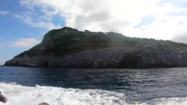 İtalya, Capri, ada turu sırasında tekne panoramik manzarası.