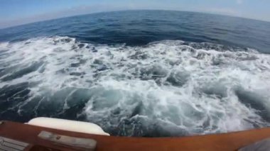 İtalya, Capri, ada turu sırasında tekne panoramik manzarası.