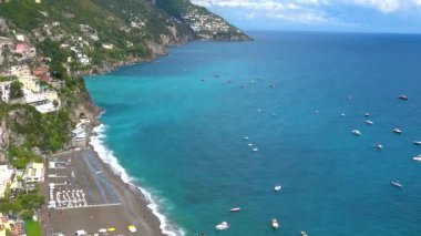 İtalya, Positano, tipik evlerin görünümü, plaj ve görkemli deniz.