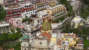 İtalya, Positano, katedral ve tipik evlerin görünümü.