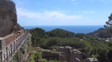 İtalya, Capri, Antik Roma Kralı Tiberius'un Jovis villasının kalıntılarının görünümü