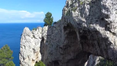 İtalya, Capri, ünlü doğal kemer görünümü