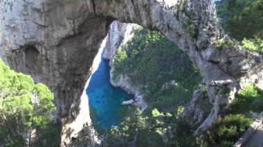 İtalya, Capri, ünlü doğal kemer görünümü