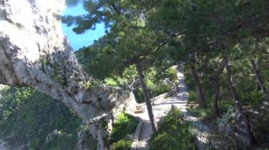 İtalya, Capri, ünlü doğal kemer görünümü
