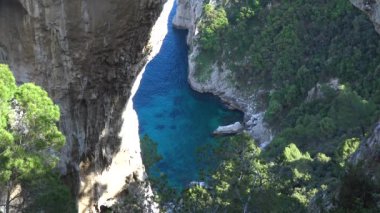 İtalya, Capri, ünlü doğal kemer görünümü