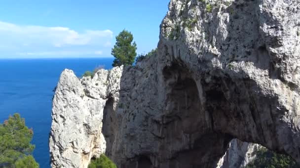 イタリア カプリ 有名な自然のアーチの眺め — ストック動画