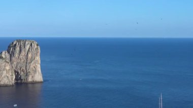 İtalya, Capri, ünlü doğal kaya yığınları görünümü