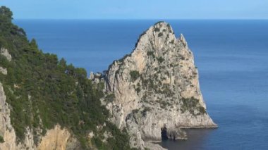 İtalya, Capri, ünlü doğal kaya yığınları görünümü