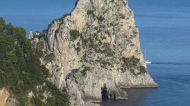 İtalya, Capri, ünlü doğal kaya yığınları görünümü