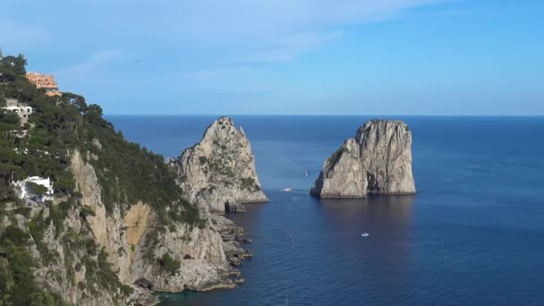 Italien Capri Blick Auf Die Berühmten Naturfelsen — Stockvideo