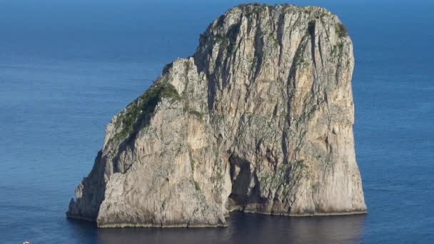 イタリア カプリ 有名な自然の岩山の眺め — ストック動画