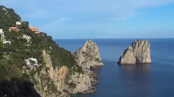 Italie, Capri, vue sur les célèbres piles de roches naturelles 