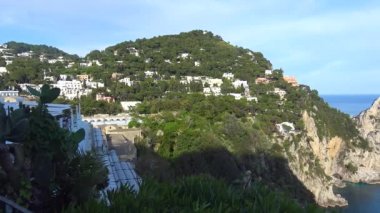 İtalya, Capri, ünlü doğal kaya yığınları görünümü