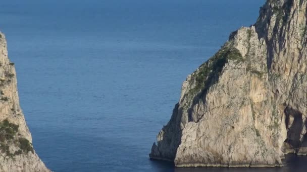 イタリア カプリ 有名な自然の岩山の眺め — ストック動画