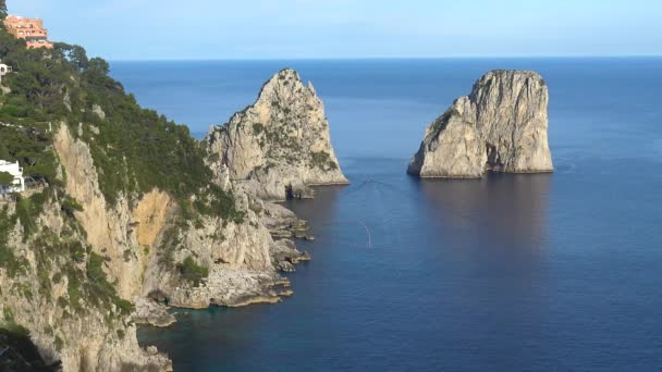 イタリア カプリ 有名な自然の岩山の眺め — ストック動画