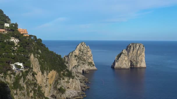 Włochy Capri Widok Słynne Naturalne Stosy Skał — Wideo stockowe