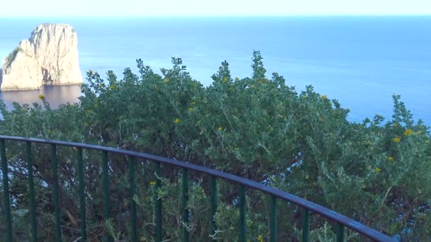 Italie, Capri, vue sur les célèbres piles de roches naturelles 