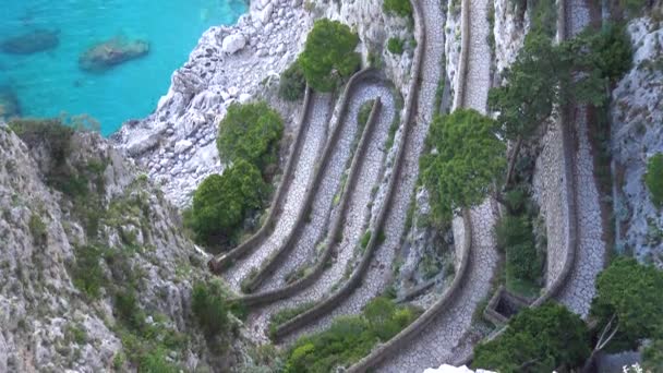 イタリア カプリ 小さなマリーナにつながった古い道路の眺め — ストック動画