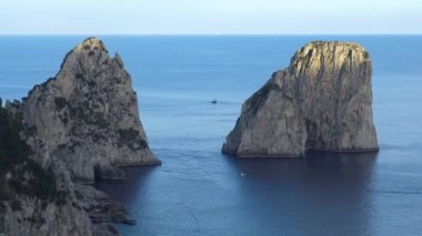 İtalya, Capri, ünlü doğal kaya yığınları görünümü