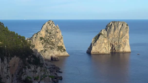 Italië Capri Uitzicht Beroemde Natuurlijke Rotsstapels — Stockvideo