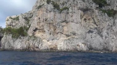 İtalya, Capri, ada turu sırasında tekne panoramik manzarası.