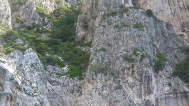İtalya, Capri, ada turu sırasında tekne panoramik manzarası.