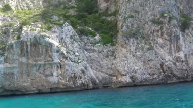 İtalya, Capri, ada turu sırasında tekne panoramik manzarası.