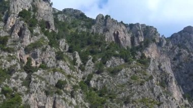 İtalya, Capri, ada turu sırasında tekne panoramik manzarası.