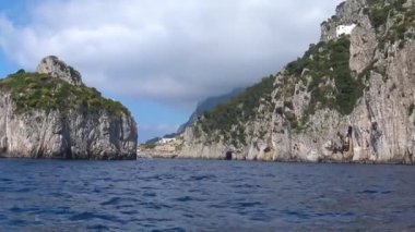 İtalya, Capri, ada turu sırasında tekne panoramik manzarası.