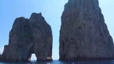 İtalya, Capri, ada turu sırasında tekne panoramik manzarası.