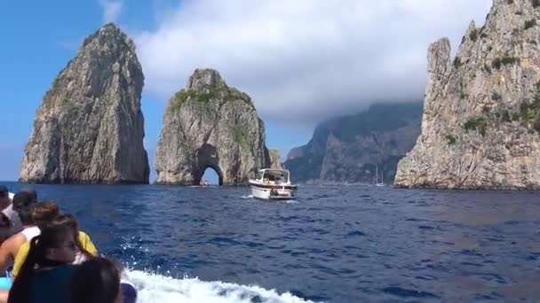 イタリア カプリ島 島のツアー中にボートからのパノラマビュー — ストック動画