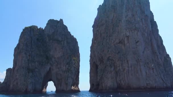 イタリア カプリ島 島のツアー中にボートからのパノラマビュー — ストック動画