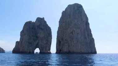 İtalya, Capri, ada turu sırasında tekne panoramik manzarası.