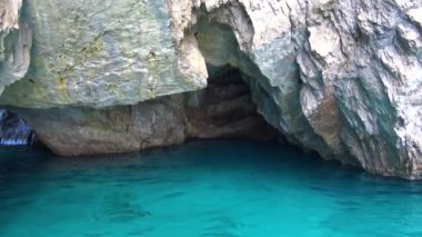 İtalya, Capri, ada turu sırasında tekne panoramik manzarası.